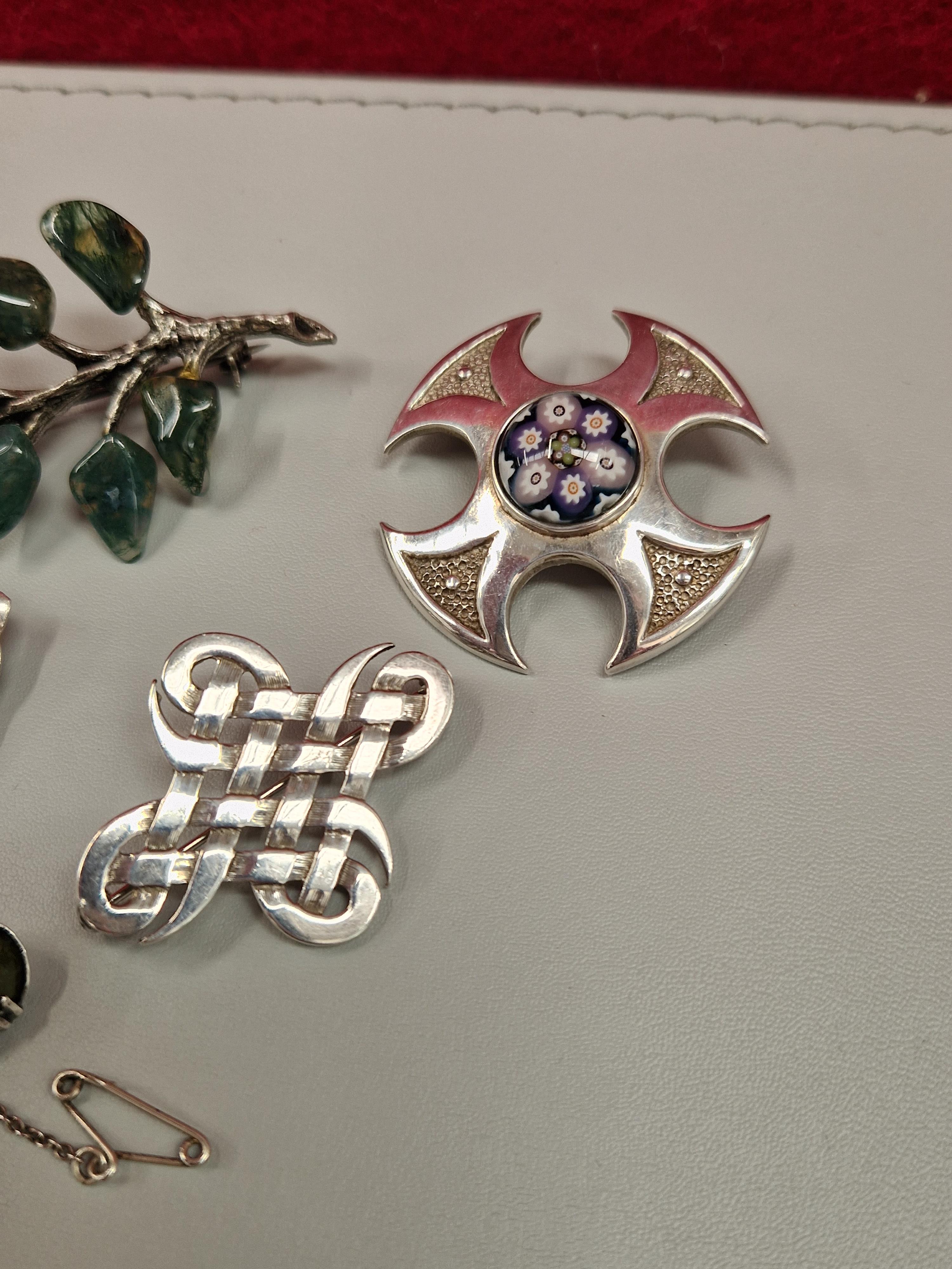 SEVEN VARIOUS CELTIC DESIGN BROOCHES, TO INCLUDE A MOSS AGATE EXAMPLE. SOME WITH HALLMARKS ALL - Image 2 of 5