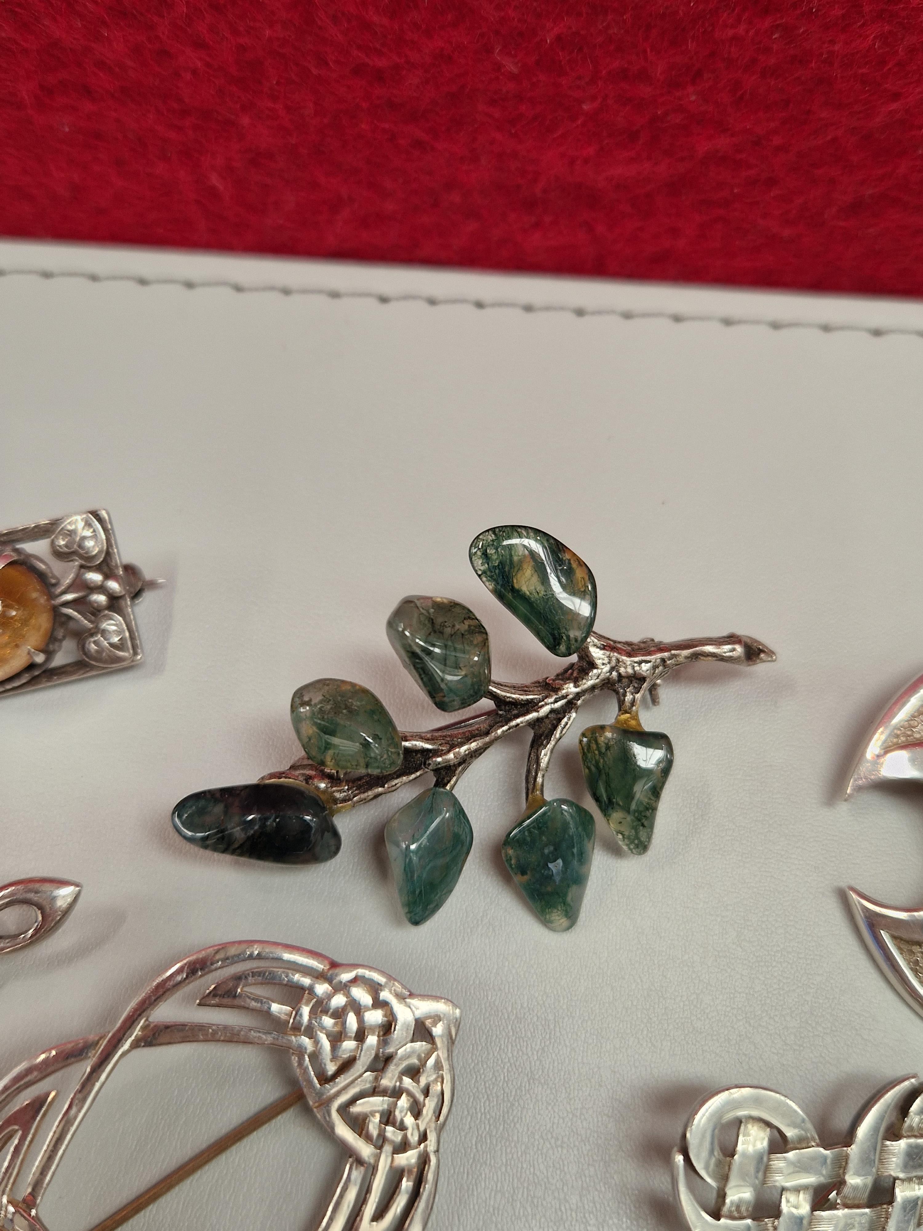 SEVEN VARIOUS CELTIC DESIGN BROOCHES, TO INCLUDE A MOSS AGATE EXAMPLE. SOME WITH HALLMARKS ALL - Image 5 of 5