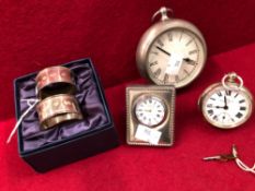 A PAIR OF HALLMARKED SILVER NAPKIN RINGS, A CARRS SILVER FRONTED DESK CLOCK, A SOLATIME POCKET WATCH