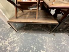 AN OAK TOPPED COFFEE TABLE ON BLACKENED IRON LEGS JOINED BY AN X-SHAPED STRETCHER. W 120 x D 80 x