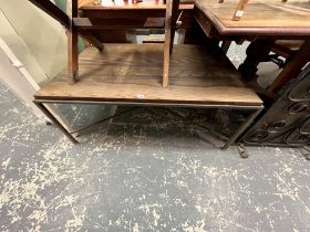 AN OAK TOPPED COFFEE TABLE ON BLACKENED IRON LEGS JOINED BY AN X-SHAPED STRETCHER. W 120 x D 80 x