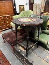 AN EDWARDIAN CARVED OAK CENTRE TABLE IN THE ORIENTAL STYLE, THE CIRCULAR TOP WITH JAPANESE CLOISONNE