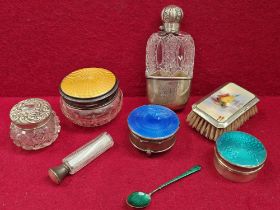 A COLLECTION OF HALLMARKED SILVER TO INCLUDE A GLASS AND SILVER DRESSING TABLE JAR AND SILVER