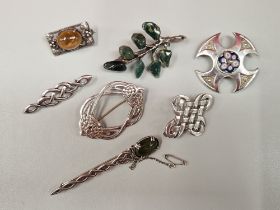 SEVEN VARIOUS CELTIC DESIGN BROOCHES, TO INCLUDE A MOSS AGATE EXAMPLE. SOME WITH HALLMARKS ALL