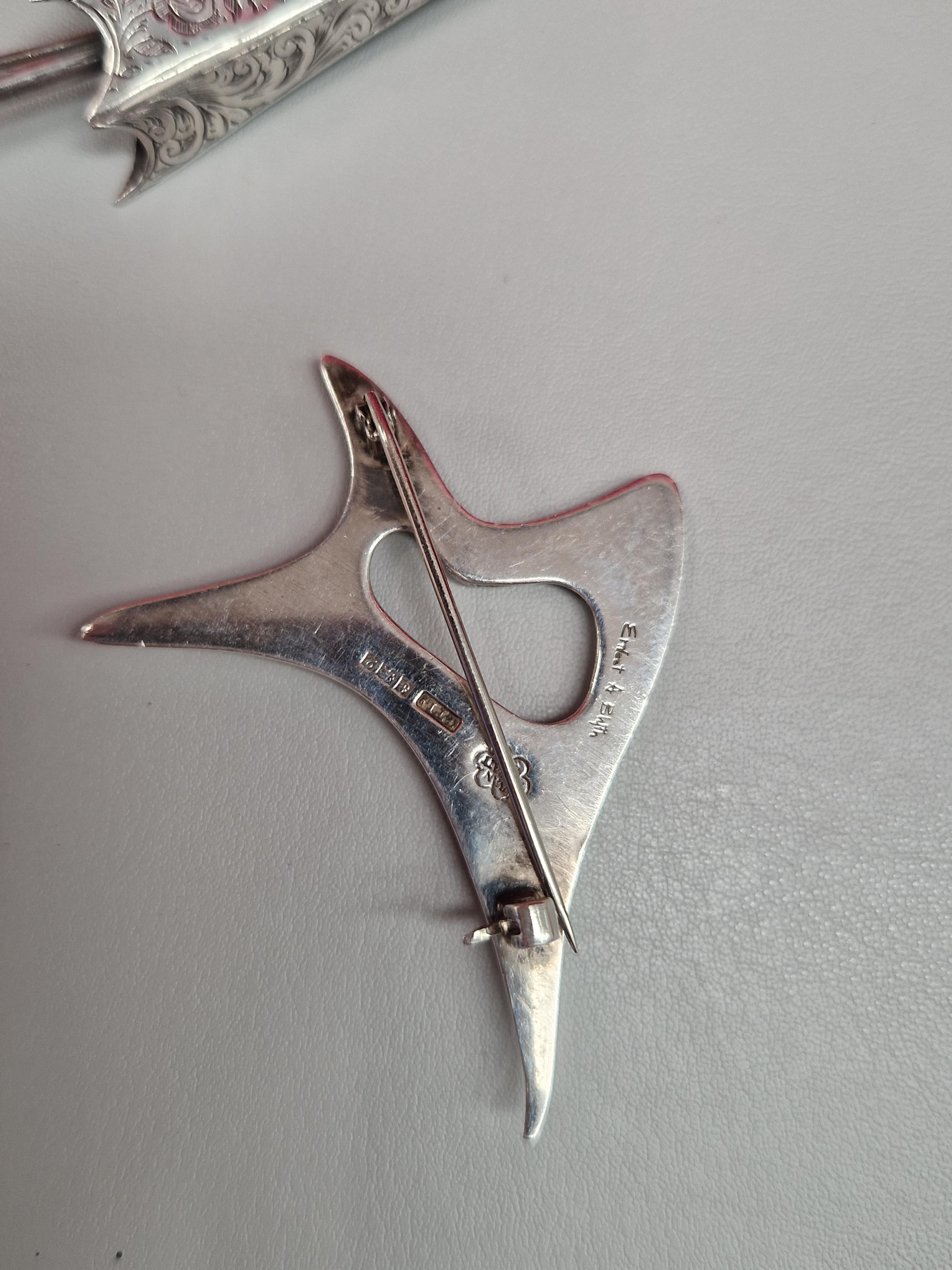 A MODERNIST SIGNED HALLMARKED SILVER BROOCH, ERNEST A BLYTH FOR IVAN TARRATT, G.T LTD. MEASURMENTS - Image 2 of 4