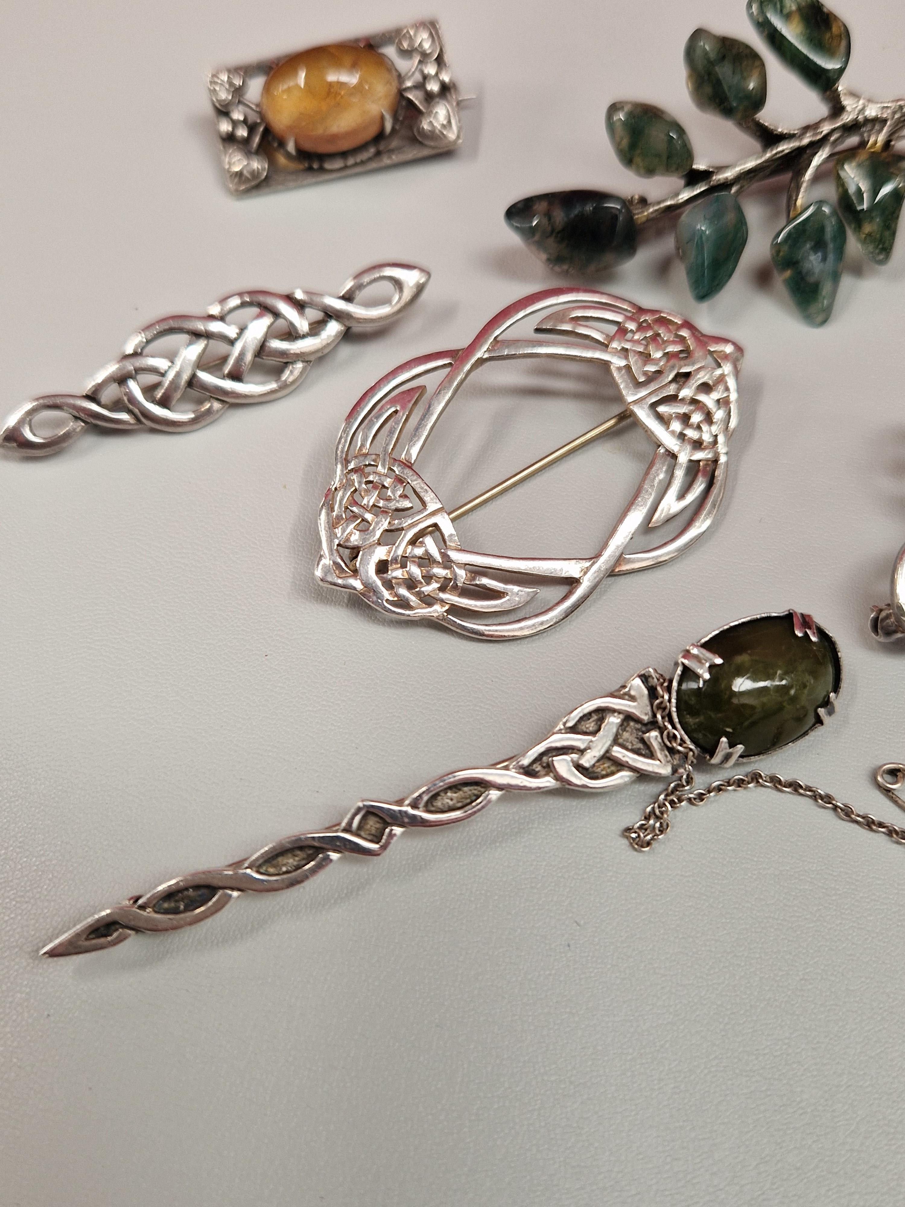 SEVEN VARIOUS CELTIC DESIGN BROOCHES, TO INCLUDE A MOSS AGATE EXAMPLE. SOME WITH HALLMARKS ALL - Image 3 of 5