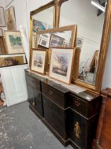 AN EARLY 20th C. EBONISED BREAKFRONT CABINET WITH DRAWERS OVER DOORS, THOSE EACH SIDE GILT WITH