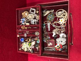 A COLLECTION OF ANTIQUE AND VINTAGE JEWELLERY TO INCLUDE BROOCHES, RINGS, SILVER PIECES,