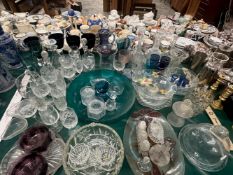 A LARGE COLLECTION OF GLASS WARE TO INCLUDE A ROYAL DOULTON VASE, DECANTERS, DRINKING GLASSES ETC.