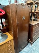A VINTAGE OAK SINGLE WARDROBE, TOGETHER WITH A SCAREIVER FOUR DRAWER CHEST (2)