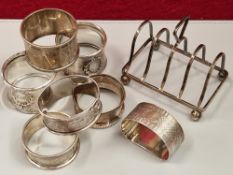 HALLMARKED SILVER TO INCLUDE SEVEN NAPKIN RINGS AND A TOAST RACK. GROSS WEIGHT 172grm.