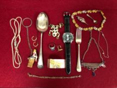 A COLLECTION OF JEWELLERY TO INCLUDE SILVER AND COSTUME PIECES.