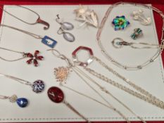 A COLLECTION OF SILVER JEWELLERY TO INCLUDE PENDANTS, NECKLACES, WEDGWOOD EARRINGS AND PENDANT, AN