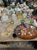A COLLECTION OF GLASSWARE TO INCLUDE VINTAGE AND LATER HARLEQUIN GLASSES, DECANTERS, WOODEN