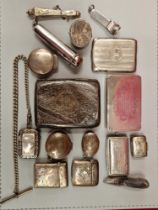A COLLECTION OF HALLMARKED SILVER TO INCLUDE VESTA CASES, SNUFF BOXES A CIGAR CUTTER, SHOE PIN