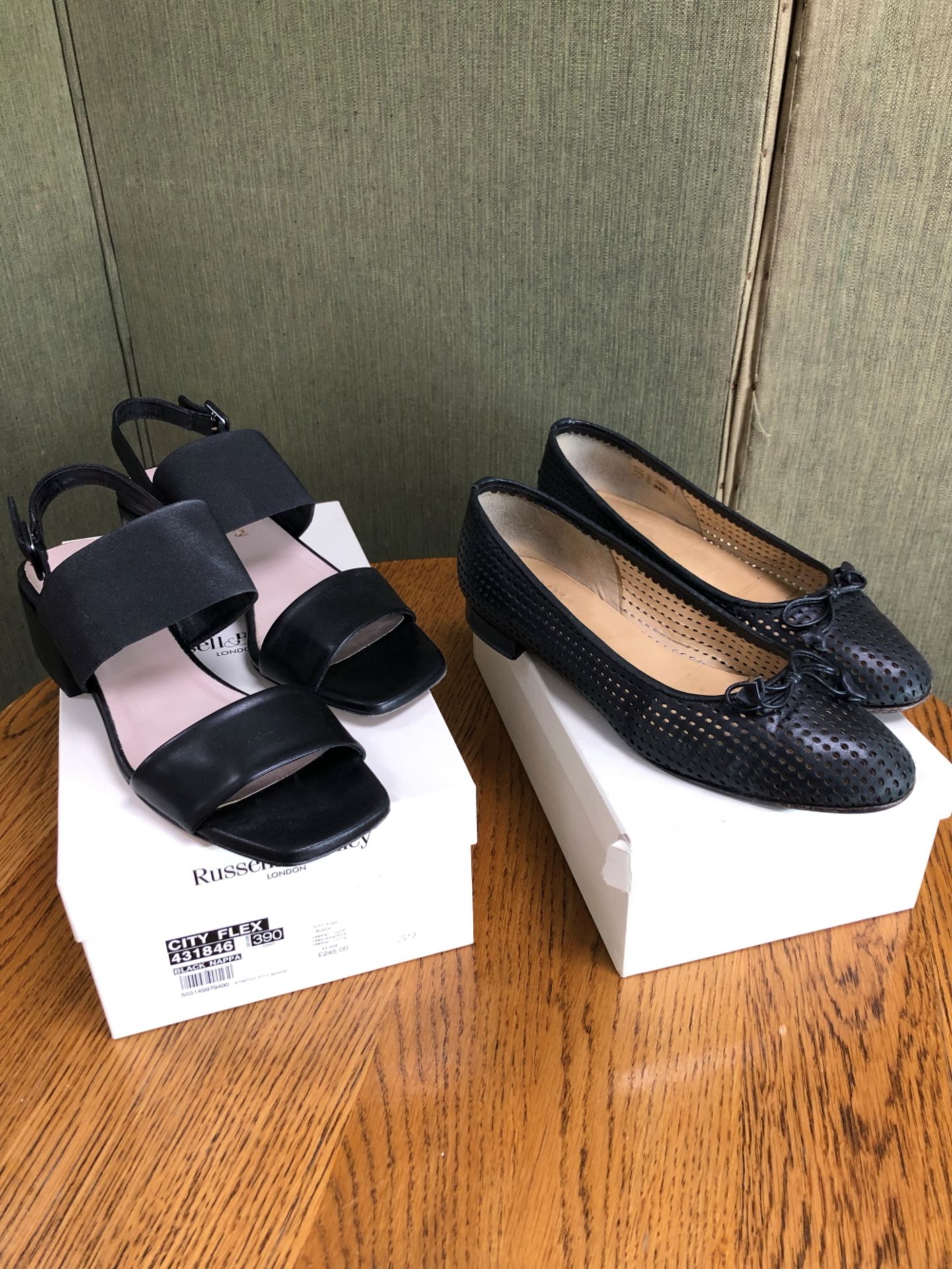 SHOES: A PAIR OF RUSSELL BROMLEY LONDON (BOXED) CITY FLEX BLACK LEATHER STRETCH SANDALS UK 6, AND