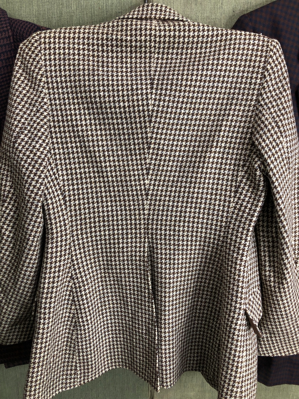 JACKET. HARRY HALL, MADE IN ENGLAND 100% WOOL AND LINED CHECK JACKET PIT TO PIT 43cms, SHOULDER TO - Image 4 of 11