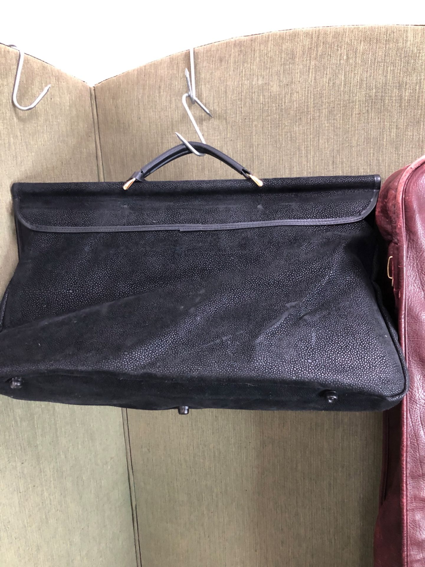 A BURGUNDY HEAVY LEATHER SUIT CARRIER WITH A BLACK SUEDETTE TRAVEL BAG (2) - Image 10 of 10