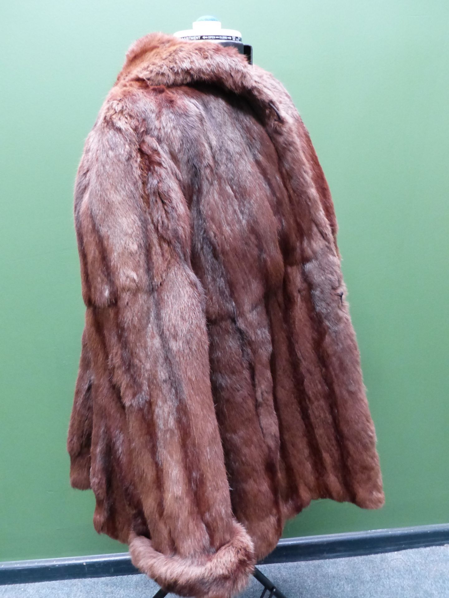 COAT. CREATED BY L.P. LAZARE & CO LIMITED MONTREAL. SHOULDER TO CUFF 58cm. SHOULDER TO HEM 74cm. PIT - Image 4 of 13
