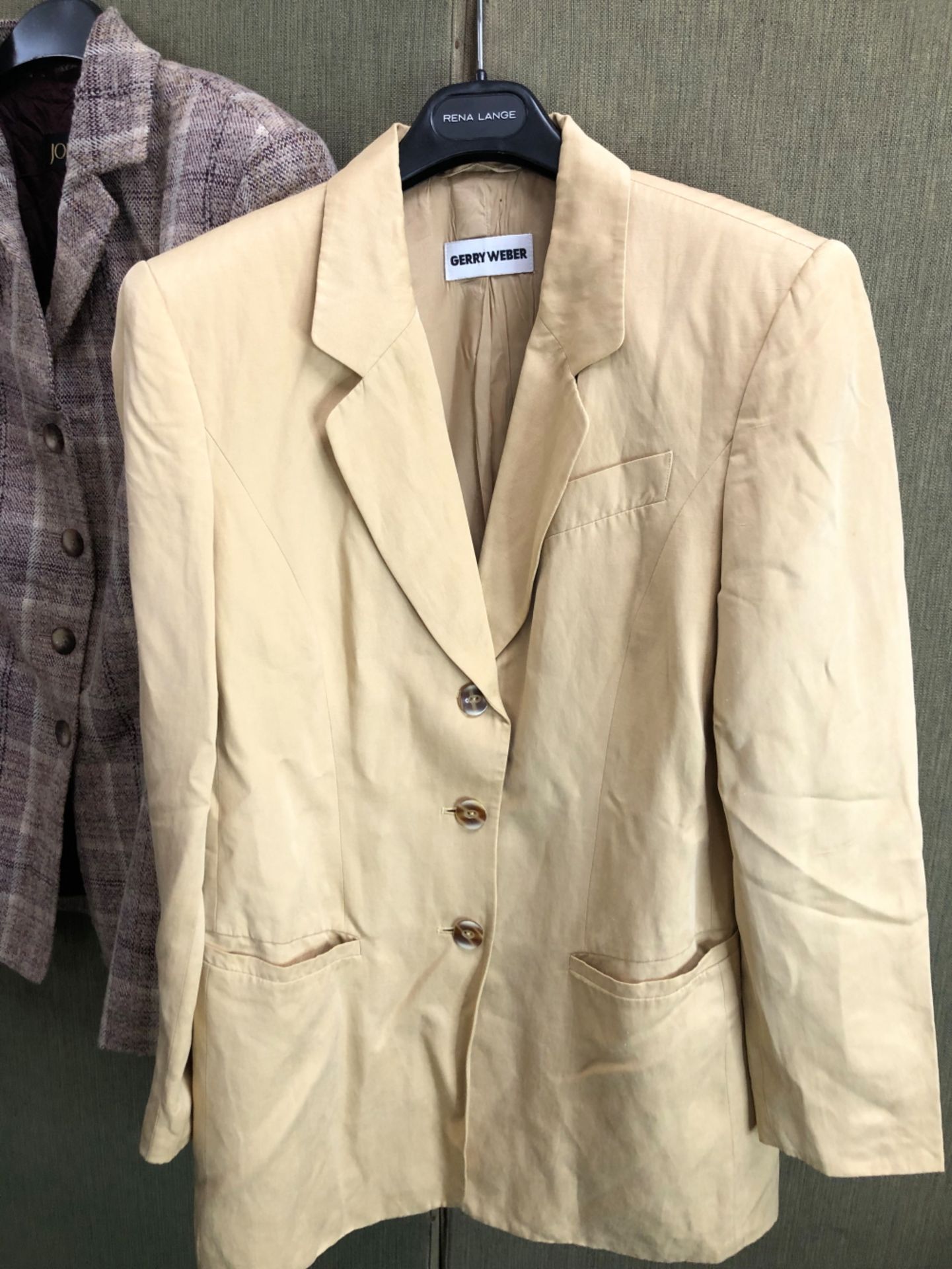 A GERRY WEBER PALE YELLOW SILK AND LINEN BLEND JACKET, SIZE ON TAG 36, TWO JOBIS CHECK PATTERN - Bild 2 aus 11