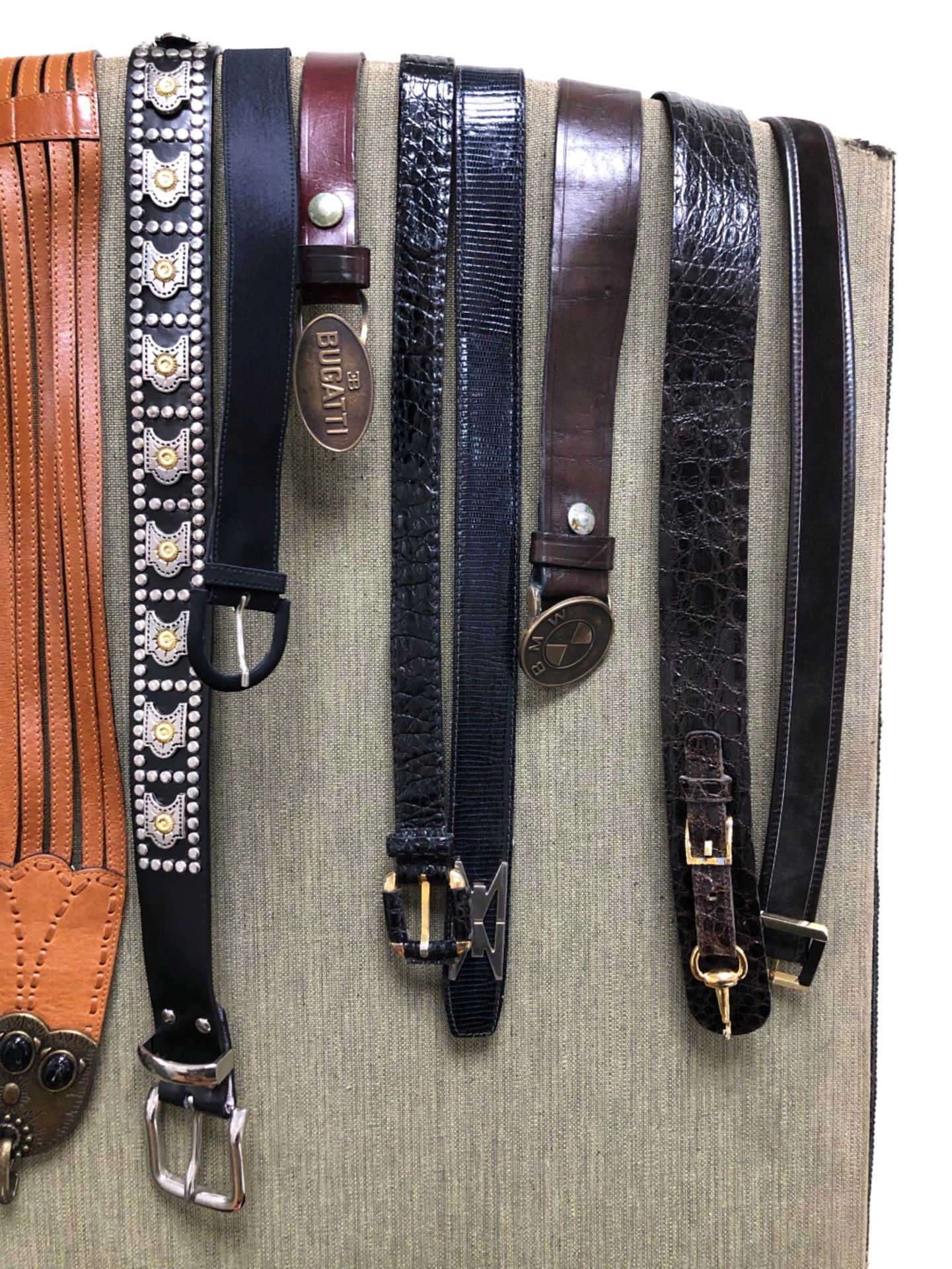 BELTS. A COLLECTION OF APPROXIMATELY 33 BELTS AND WAIST TIES TO INCLUDE, VALENTINO, BUGATTI,BMW, - Bild 21 aus 21