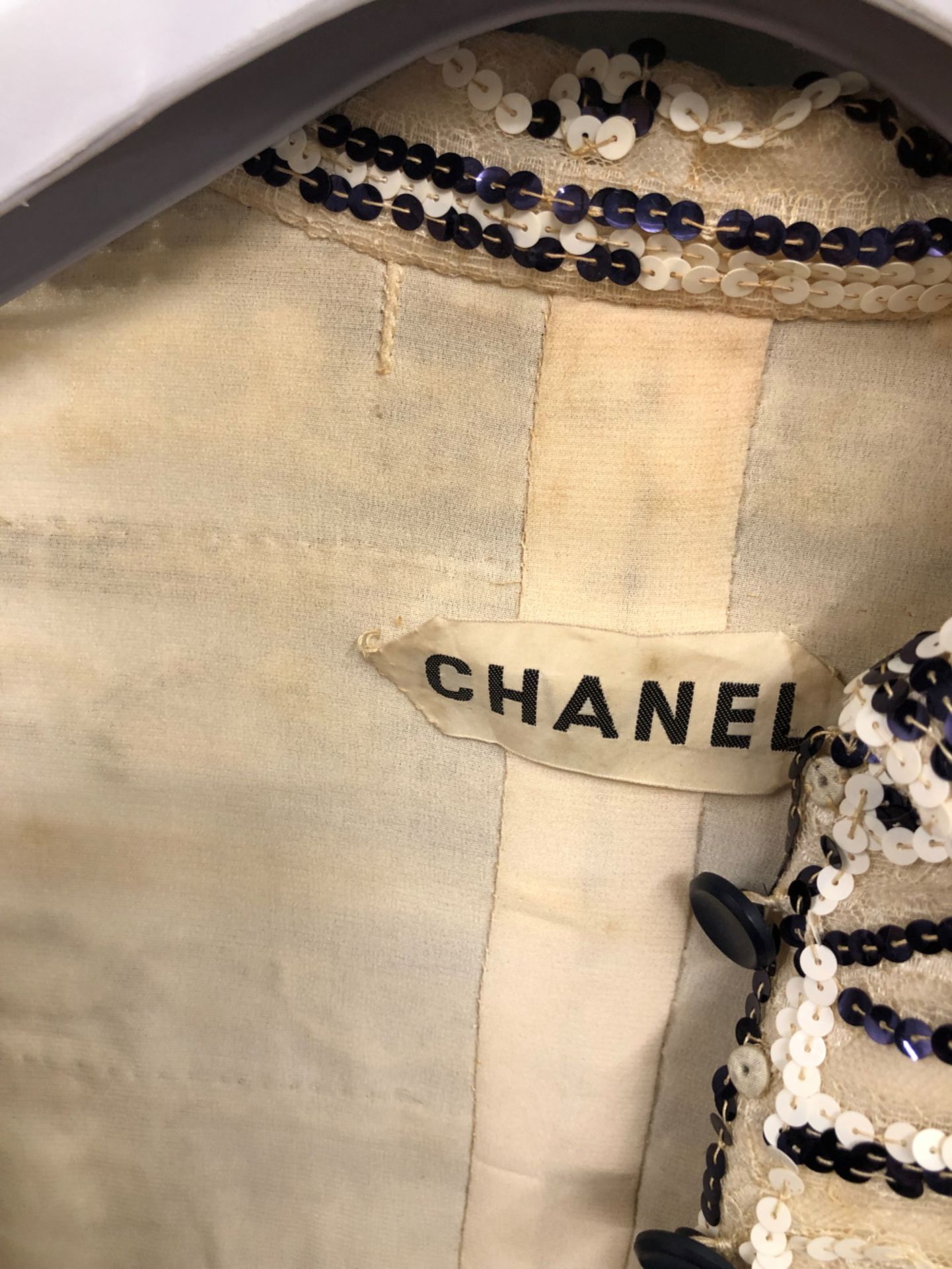 VINTAGE 1970's CHANEL HAUTE COUTURE EMBELLISHED SILK NAVY AND CREAM JACKET. PIT TO PIT 44.5cm - Image 30 of 31
