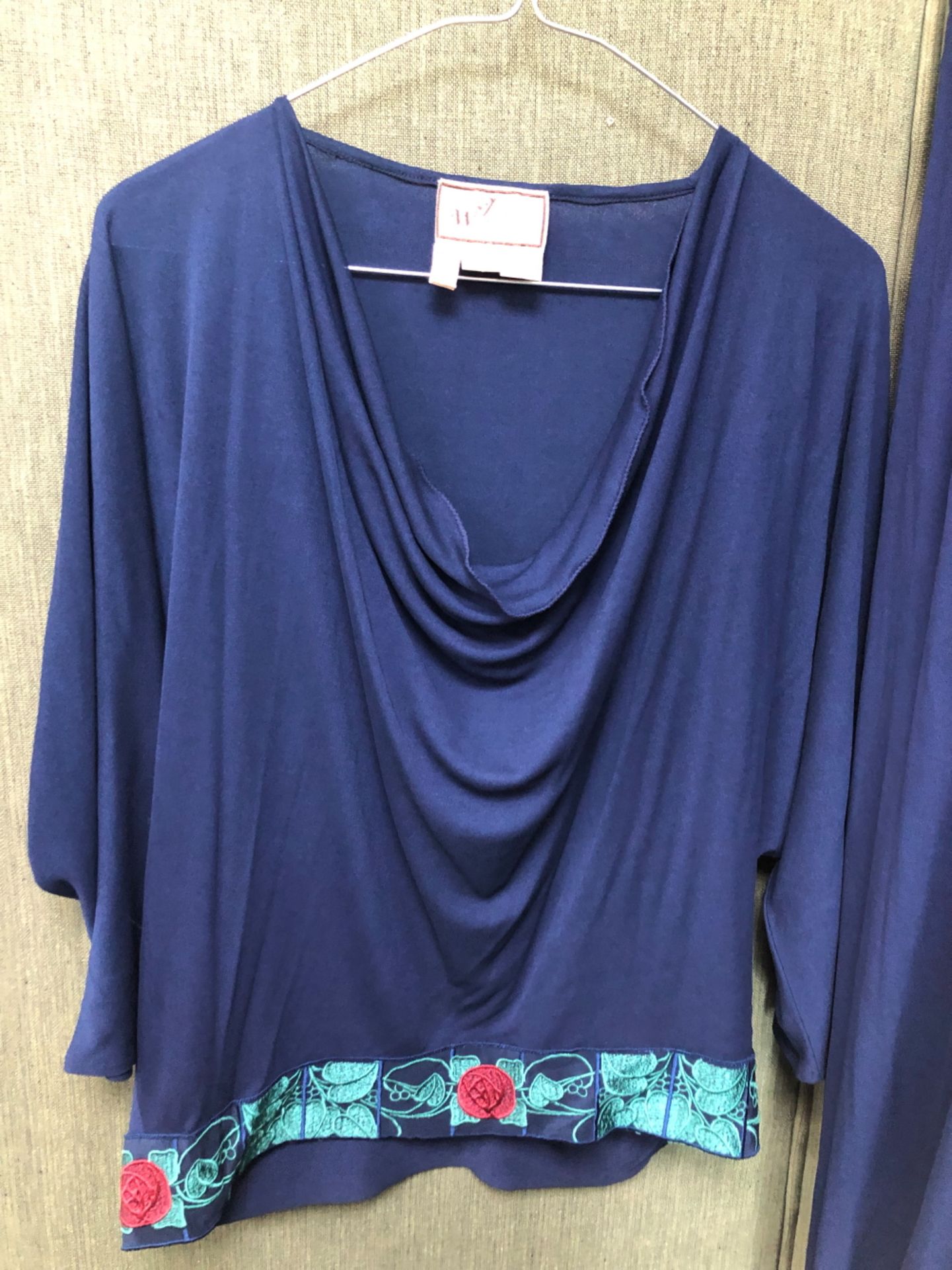 A JANICE WAINWRIGHT UK 14 NAVY AND FLORAL SHEER TUNIC TIE UP TOP WITH MATCHING 3/4 SLEEVE TOP - Image 2 of 11