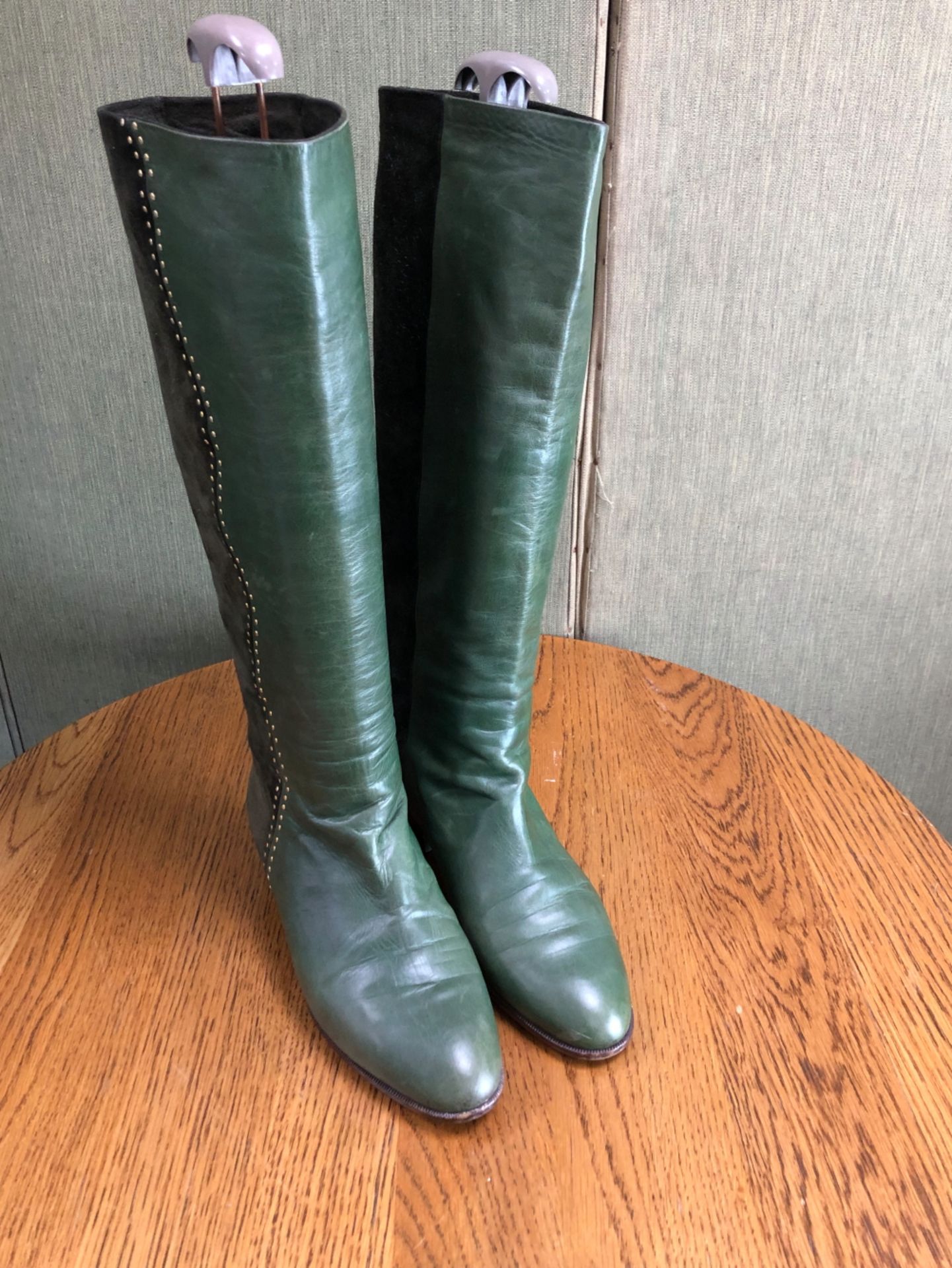 BOOTS: A PAIR OF BRUNO MAGLI GREEN LEATHER AND SUEDE BOOTS SIZE EU 39 - Image 9 of 9