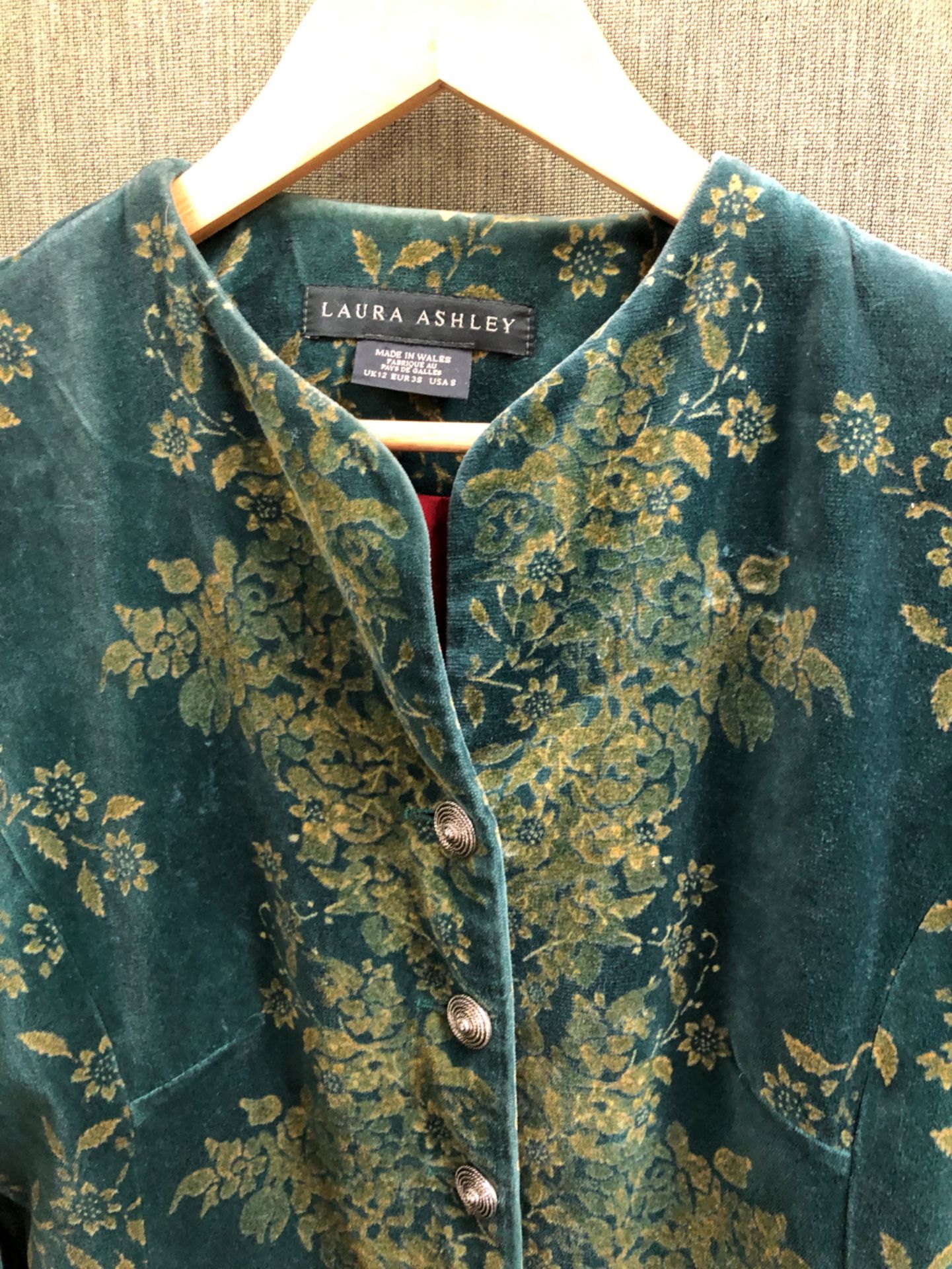 A LAURA ASHLEY GREEN JACKET WITH FLORAL DESIGN UK SIZE 12, TOGETHER WITH A LAURA ASHLEY FLORAL DRESS - Image 3 of 12