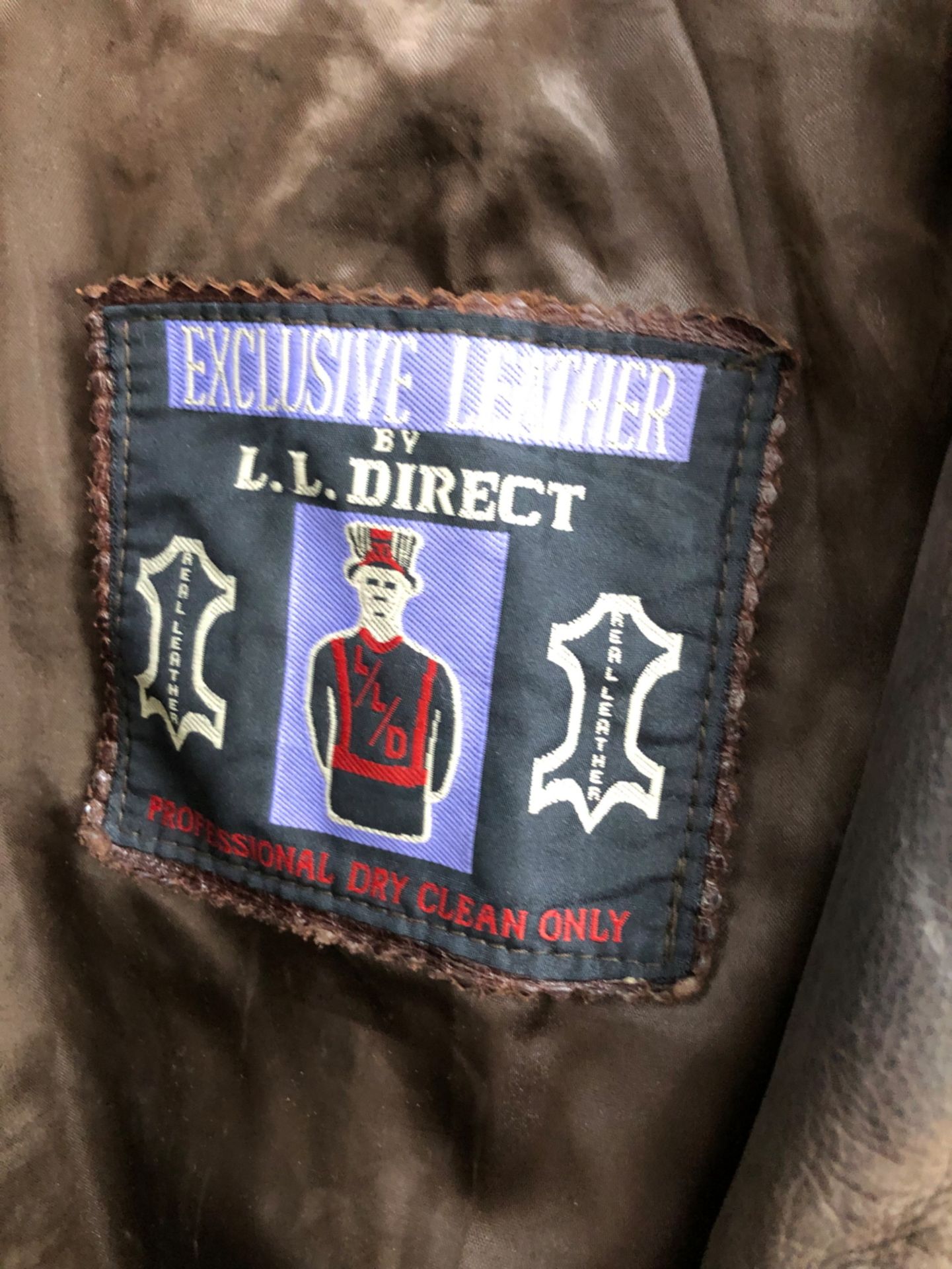 JACKET. A BROWN LEATHER JACKET, EXCLUSIVE LEATHER BY L.L DIRECT, SIZE STATED 12, PIT TO PIT 51cms, - Image 5 of 8