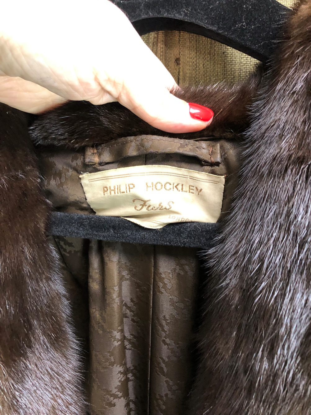 A PHILIP HOCKLEY FURS LONDON, FULL LENGTH BROWN FUR JACKET. PIT TO PIT 51cm, SHOULDER TO HEM 130cm - Image 2 of 14