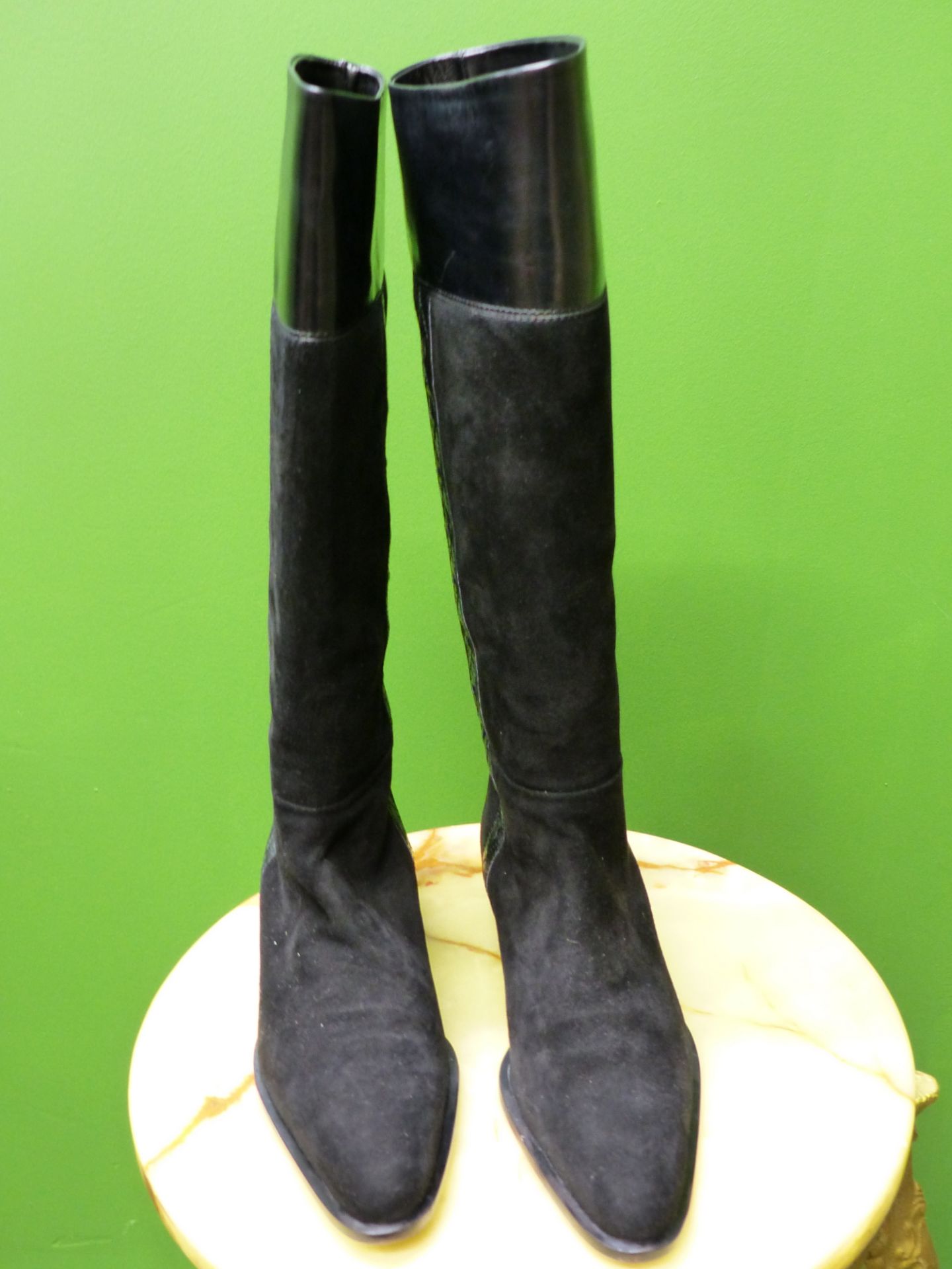 BOOTS. LORENZO BANFI MILANO. KNEE HIGH SUEDE AND LEATHER BLACK BOOTS. SIZE EUR 39.5. - Image 3 of 6