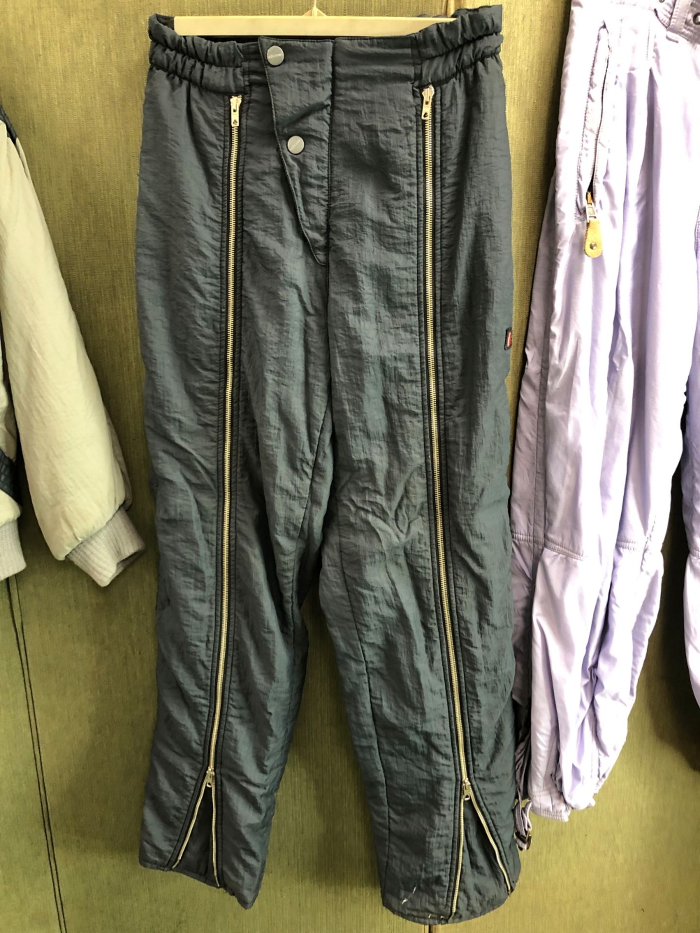 SKI WEAR. A HEAD BRANDED GREEN SKI SUIT, SIZE 38R, ELLESSE TROUSERS AND MATCHING TOP FRENCH SIZE - Image 16 of 22
