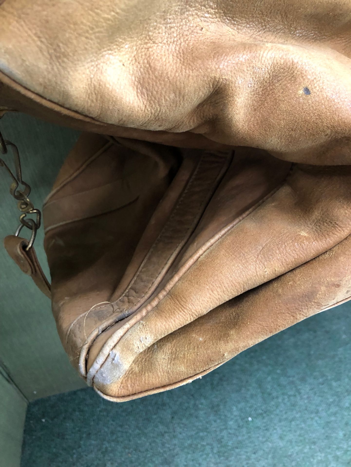 A VERY LARGE PALE BROWN TRAVEL BAG LENGTH 76cm. - Image 4 of 20