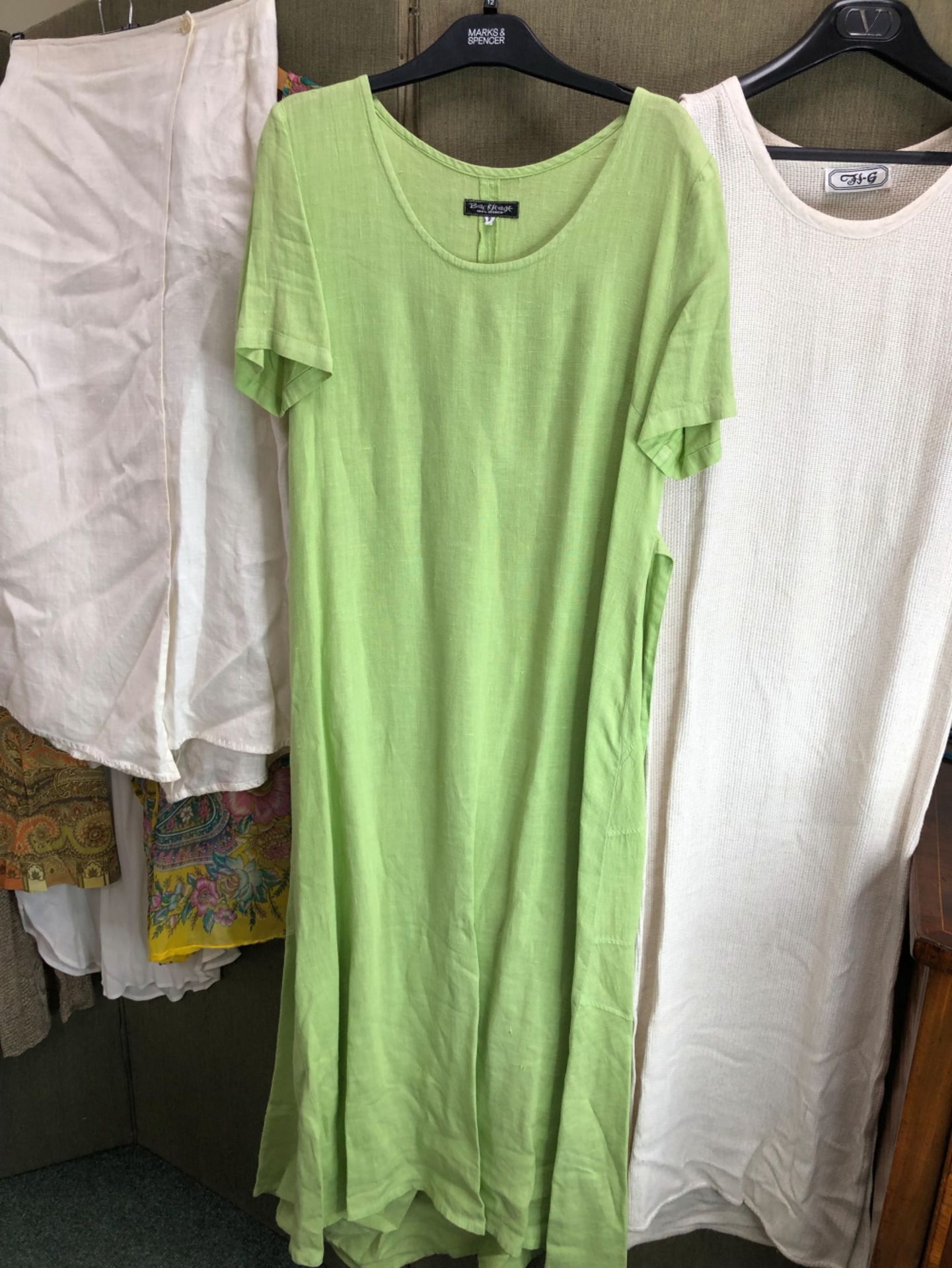 LADIES DRESSES TO INCLUDE, LAPERLA SIZE 44 BAHAMA CRUISE MEDIUM, ROBINA SIZE 46, A GREEN LINEN - Image 8 of 25