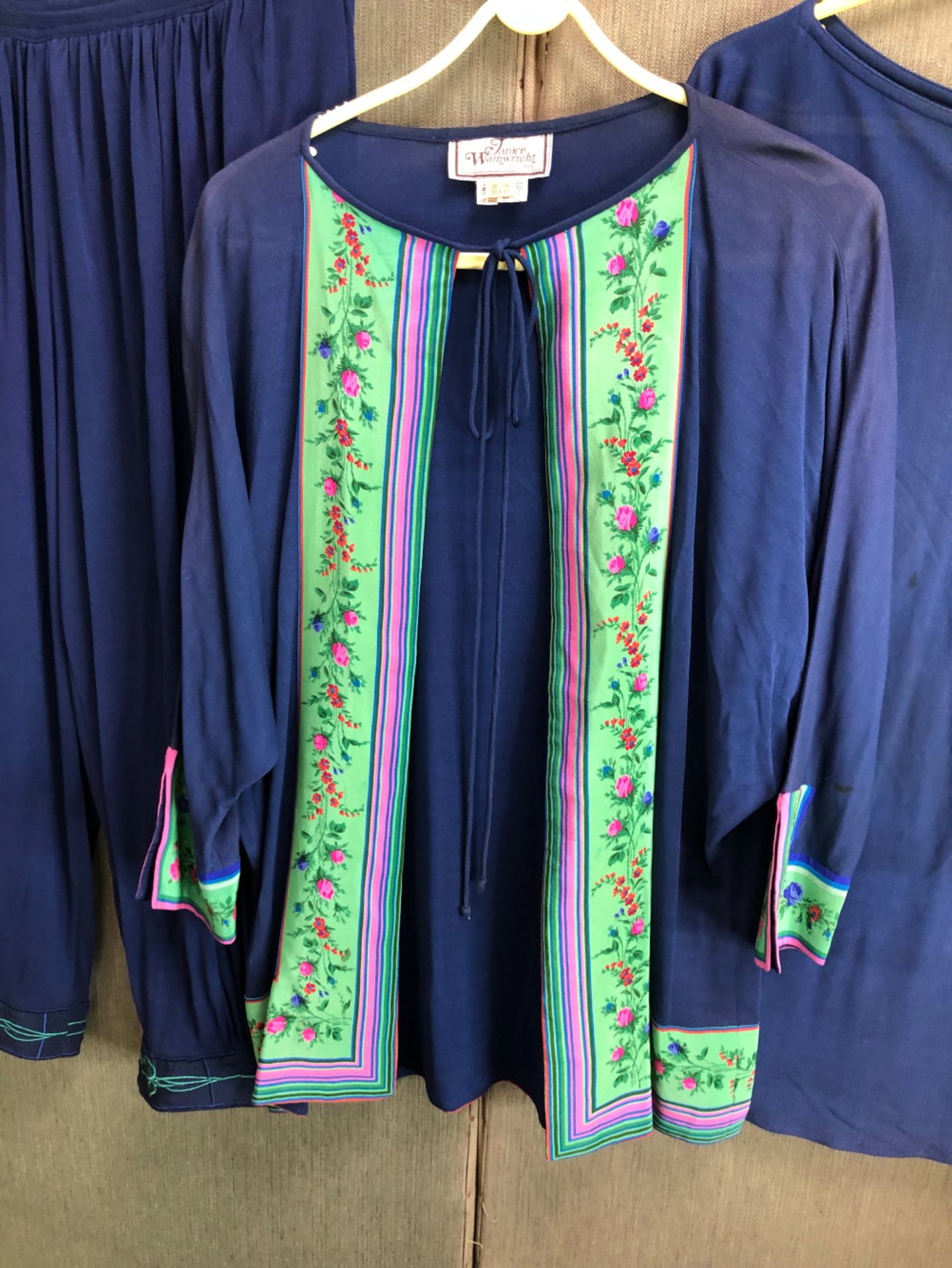 A JANICE WAINWRIGHT UK 14 NAVY AND FLORAL SHEER TUNIC TIE UP TOP WITH MATCHING 3/4 SLEEVE TOP - Image 6 of 11