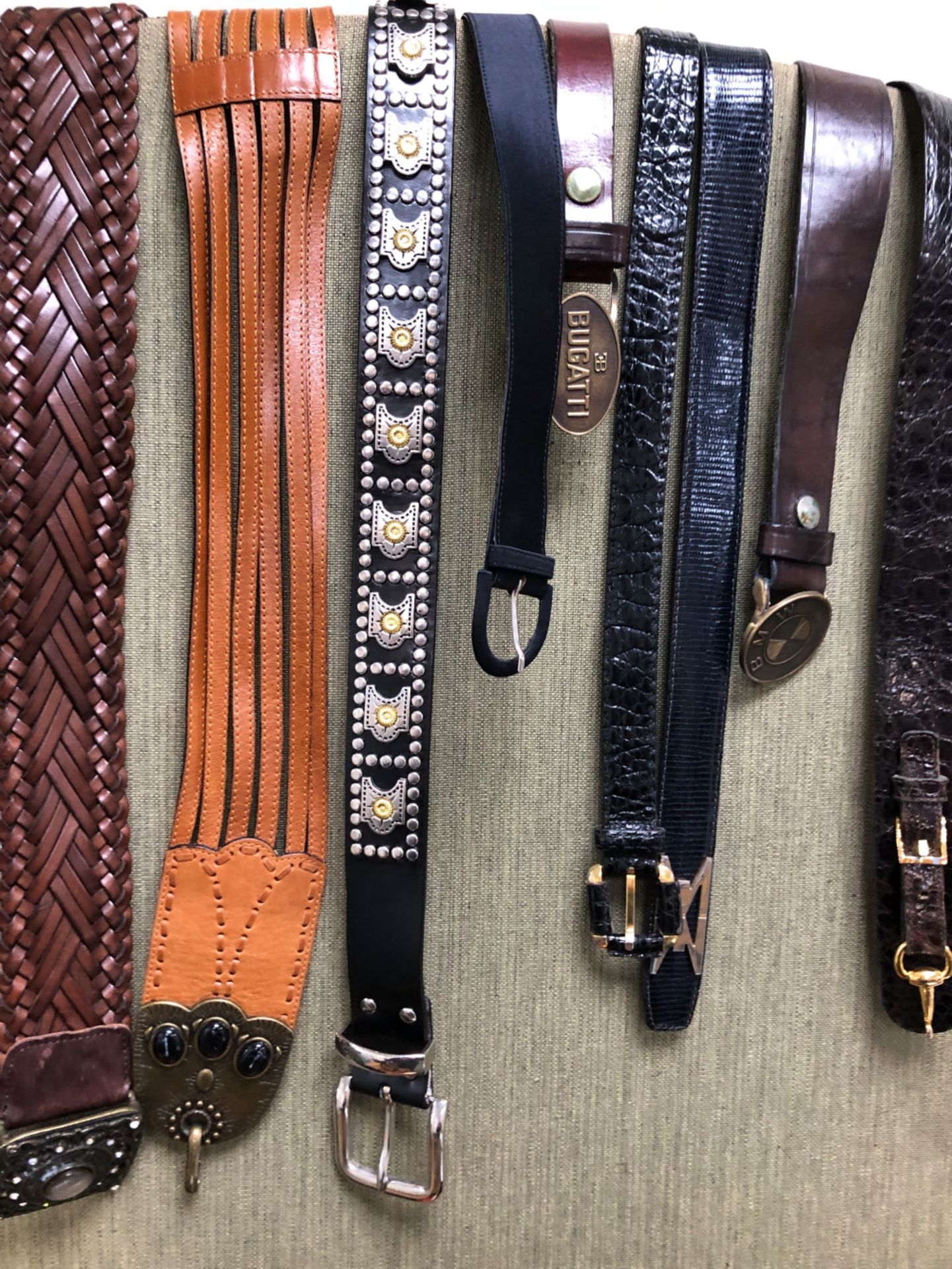 BELTS. A COLLECTION OF APPROXIMATELY 33 BELTS AND WAIST TIES TO INCLUDE, VALENTINO, BUGATTI,BMW, - Bild 20 aus 21