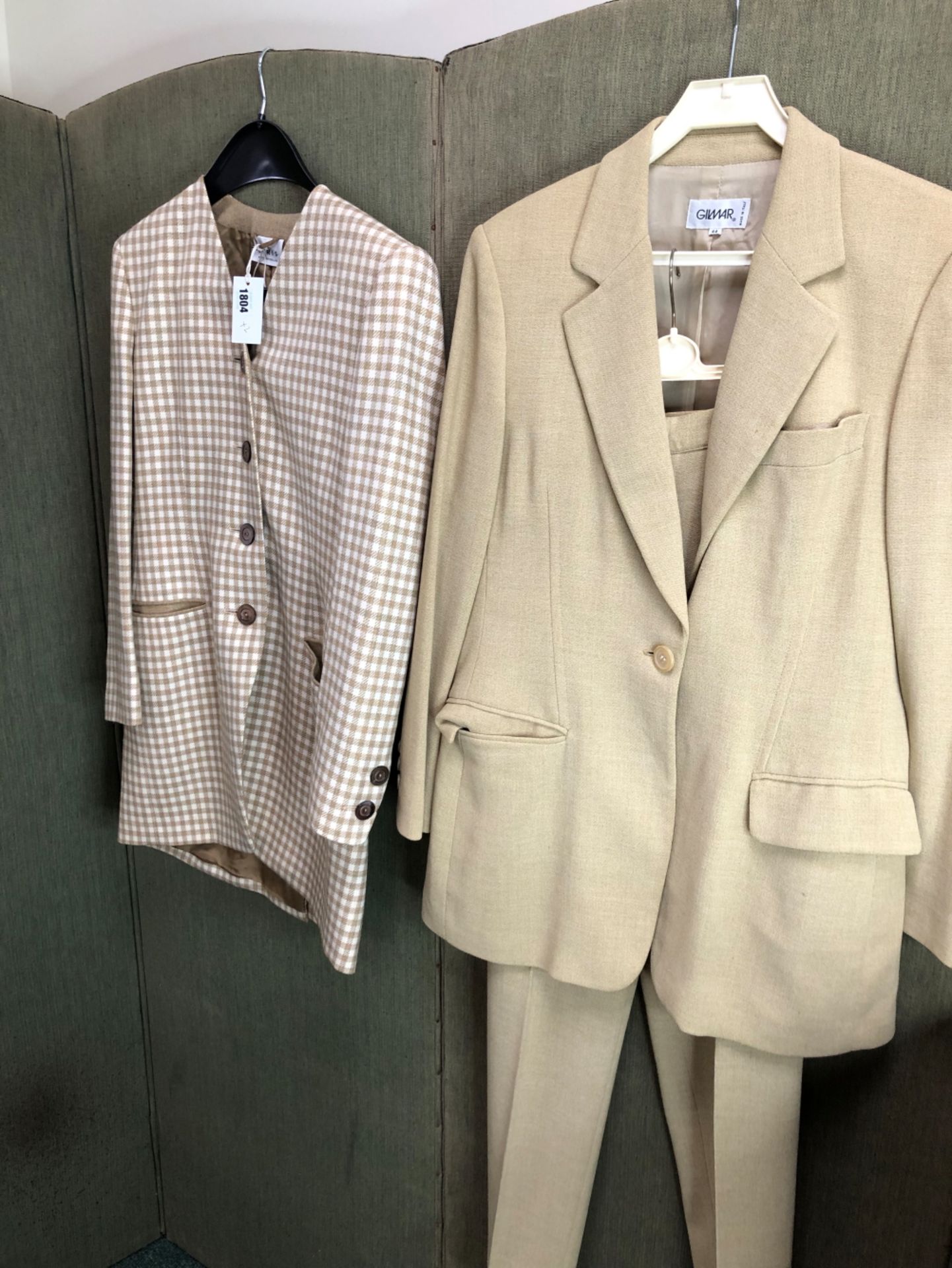 A AKRIS SWITZERLAND LADIES CREAM AND BEIGE CHECKED JACKET US SIZE 8 TOGETHER WITH A GILMAR ITALY