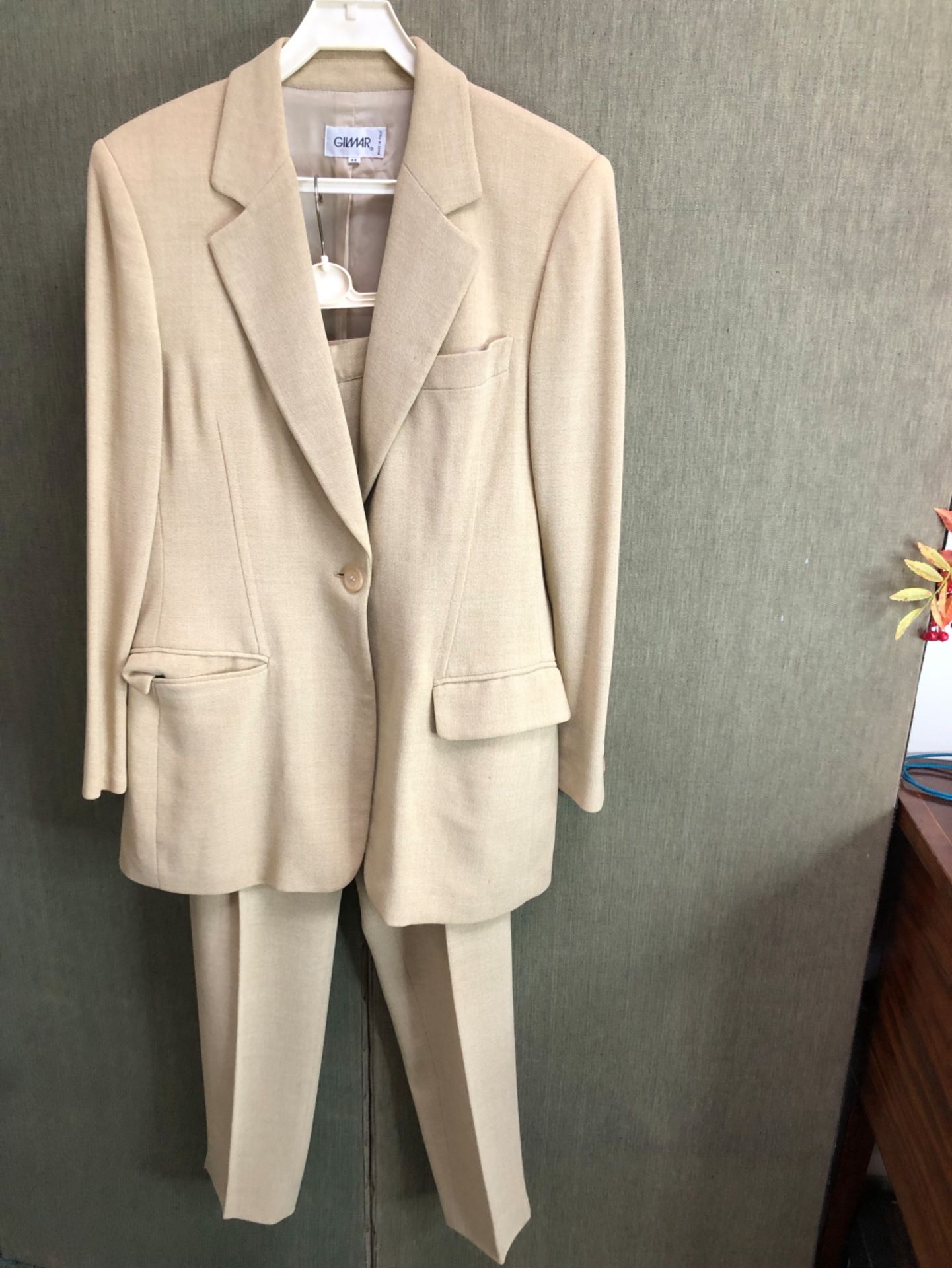 A AKRIS SWITZERLAND LADIES CREAM AND BEIGE CHECKED JACKET US SIZE 8 TOGETHER WITH A GILMAR ITALY - Image 9 of 11