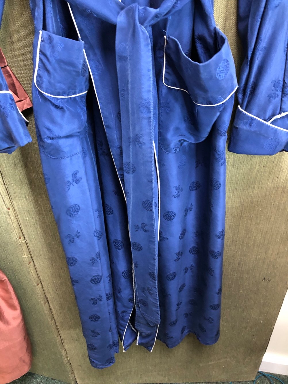 THREE SILK DRESSING GOWNS, TO INCLUDE A NAVY HEALTH EXAMPLE WITH BLUE PATTERN,A GREEN MOALIJIA - Image 12 of 18