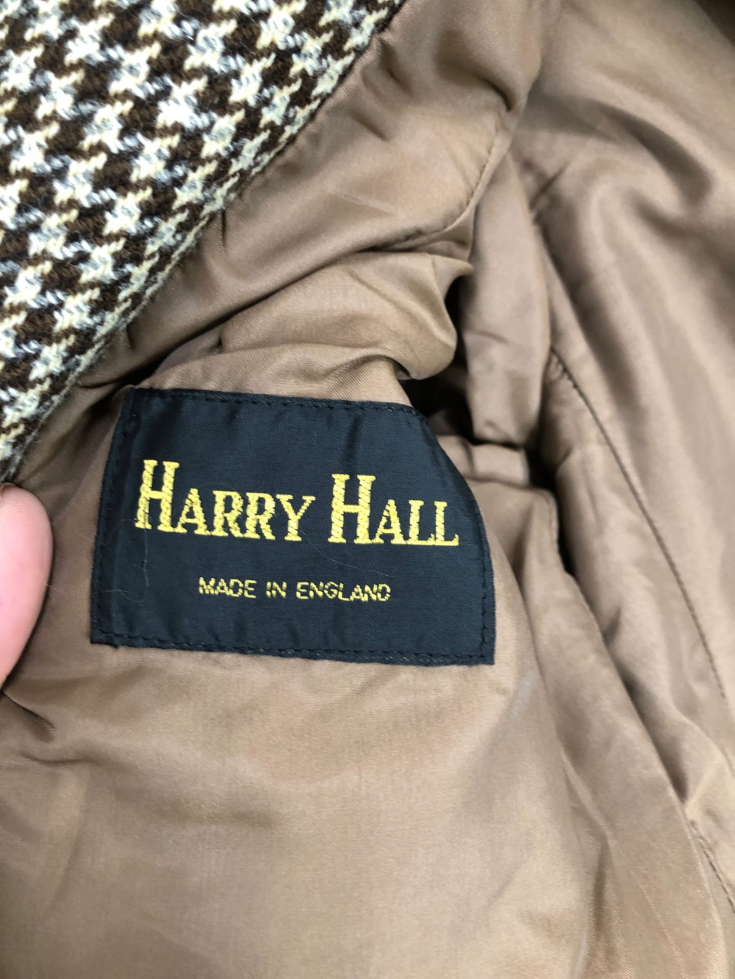 JACKET. HARRY HALL, MADE IN ENGLAND 100% WOOL AND LINED CHECK JACKET PIT TO PIT 43cms, SHOULDER TO - Image 5 of 11