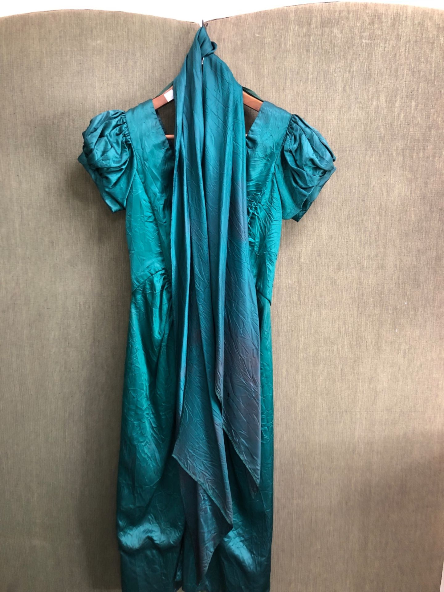 DRESS AND SCARF: AN OSSIE CLARK GREEN SILK, SHORT PUFFED SLEEVES, ARMPIT TO ARMPIT 35, SHOULDER TO - Image 5 of 9