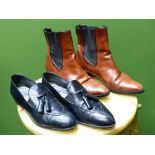 SHOES. LORENZO BANFI ITALY BLACK LEATHER COURT SHOES EUR SIZE 39.5. TOGETHER WITH BROWN BOOTS SIZE