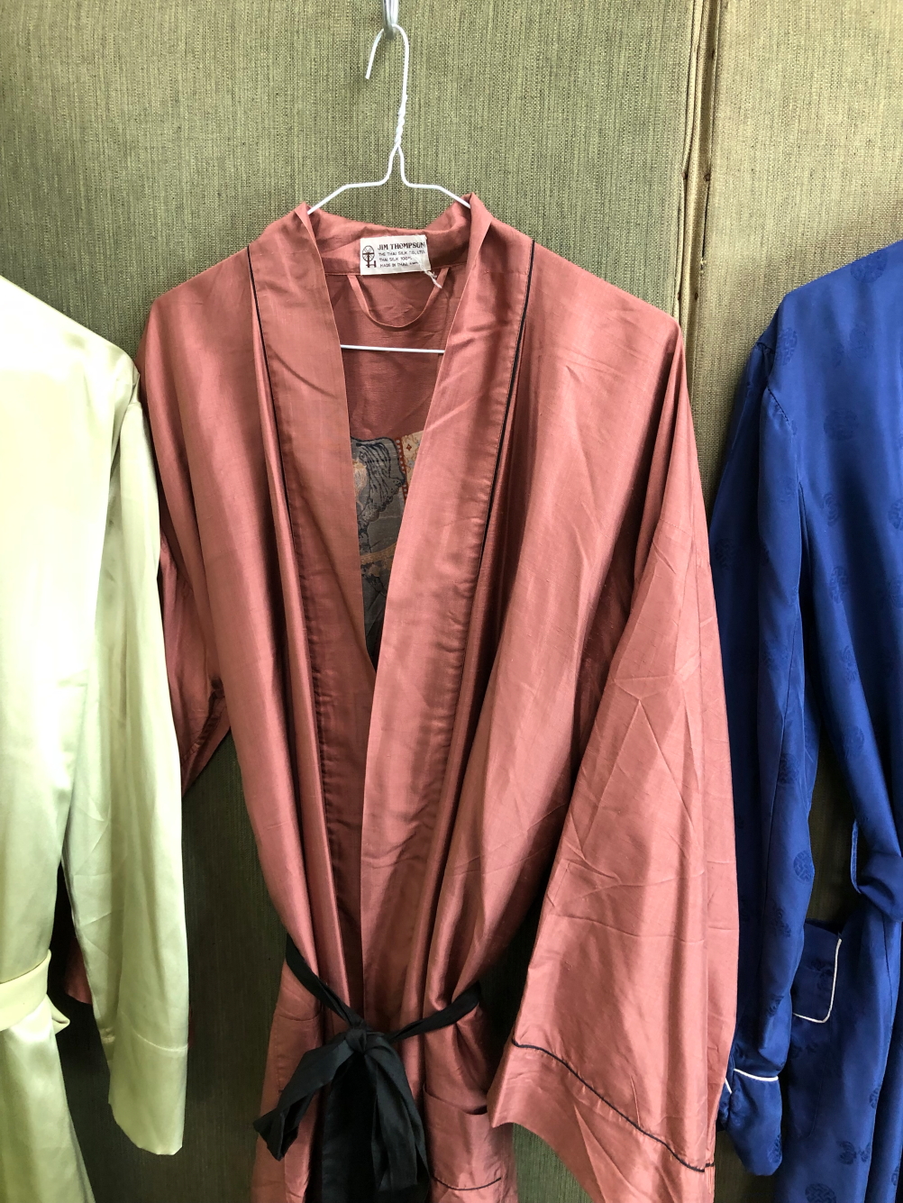 THREE SILK DRESSING GOWNS, TO INCLUDE A NAVY HEALTH EXAMPLE WITH BLUE PATTERN,A GREEN MOALIJIA - Image 14 of 18