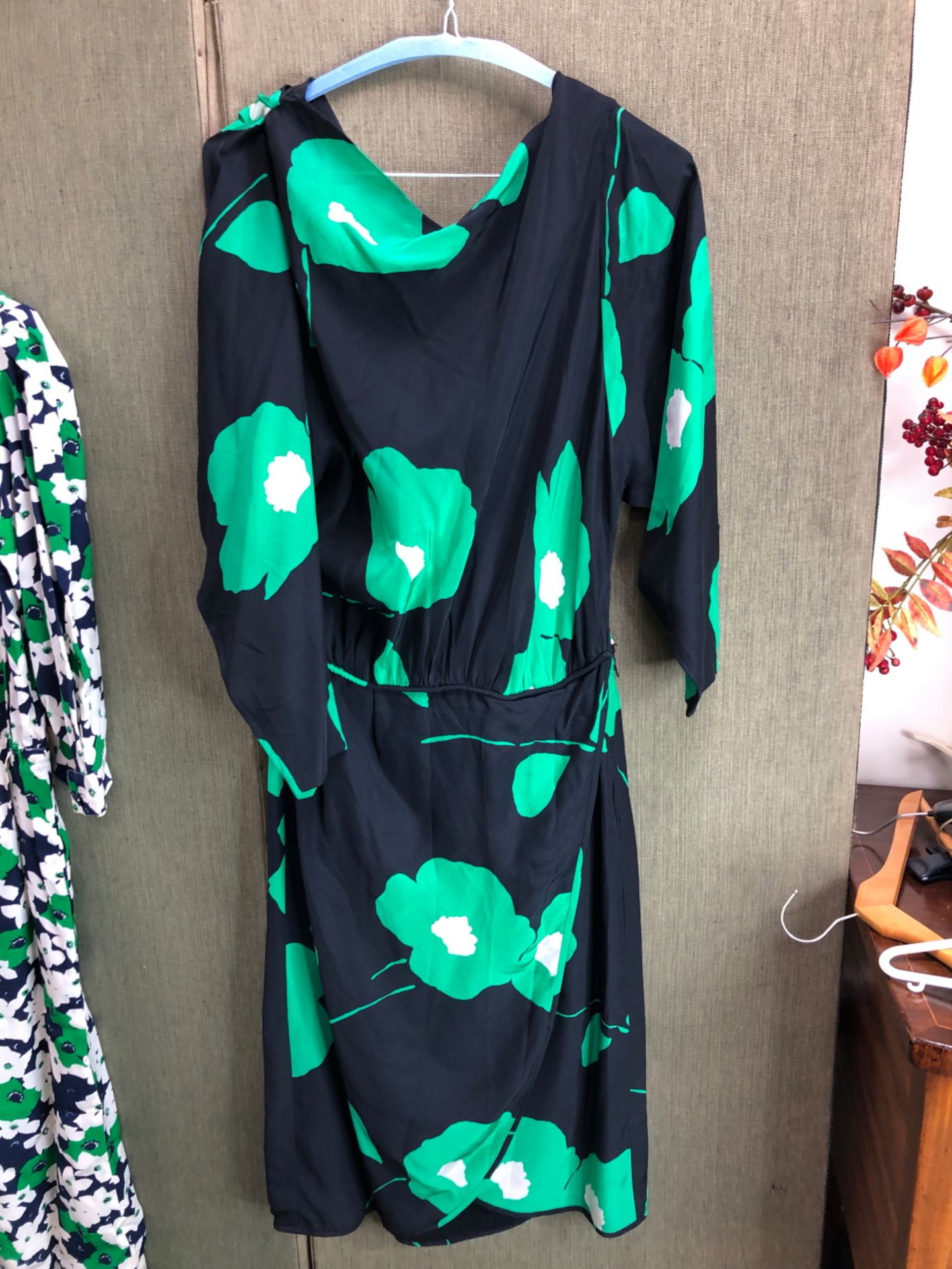 A CELINE PARIS BLUE, WHITE AND GREEN FLORAL PRINT DRESS SIZE 40, AND A FURTHER SCOOP BACK DRESS OF - Bild 7 aus 12