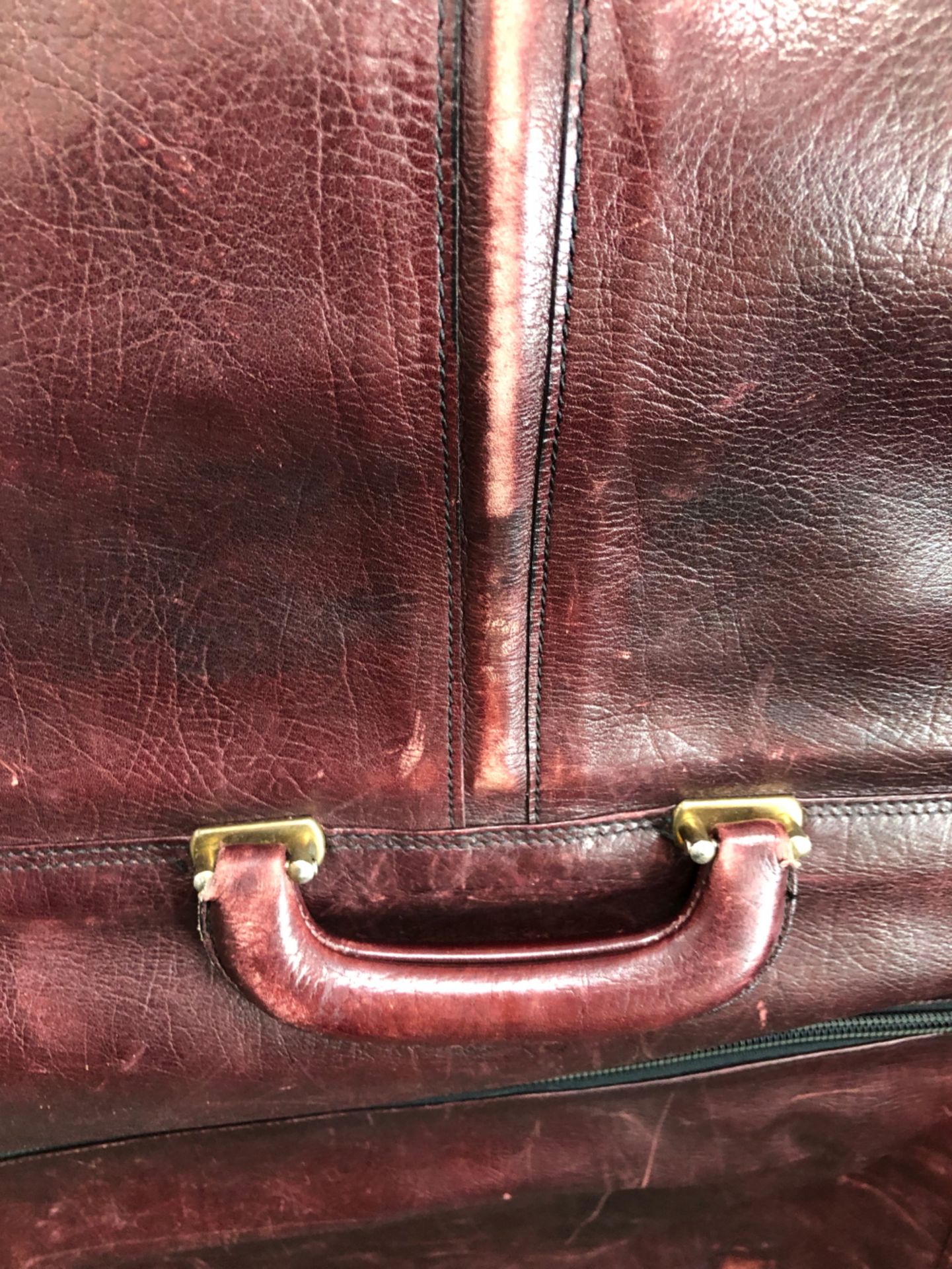 A BURGUNDY HEAVY LEATHER SUIT CARRIER WITH A BLACK SUEDETTE TRAVEL BAG (2) - Image 4 of 10