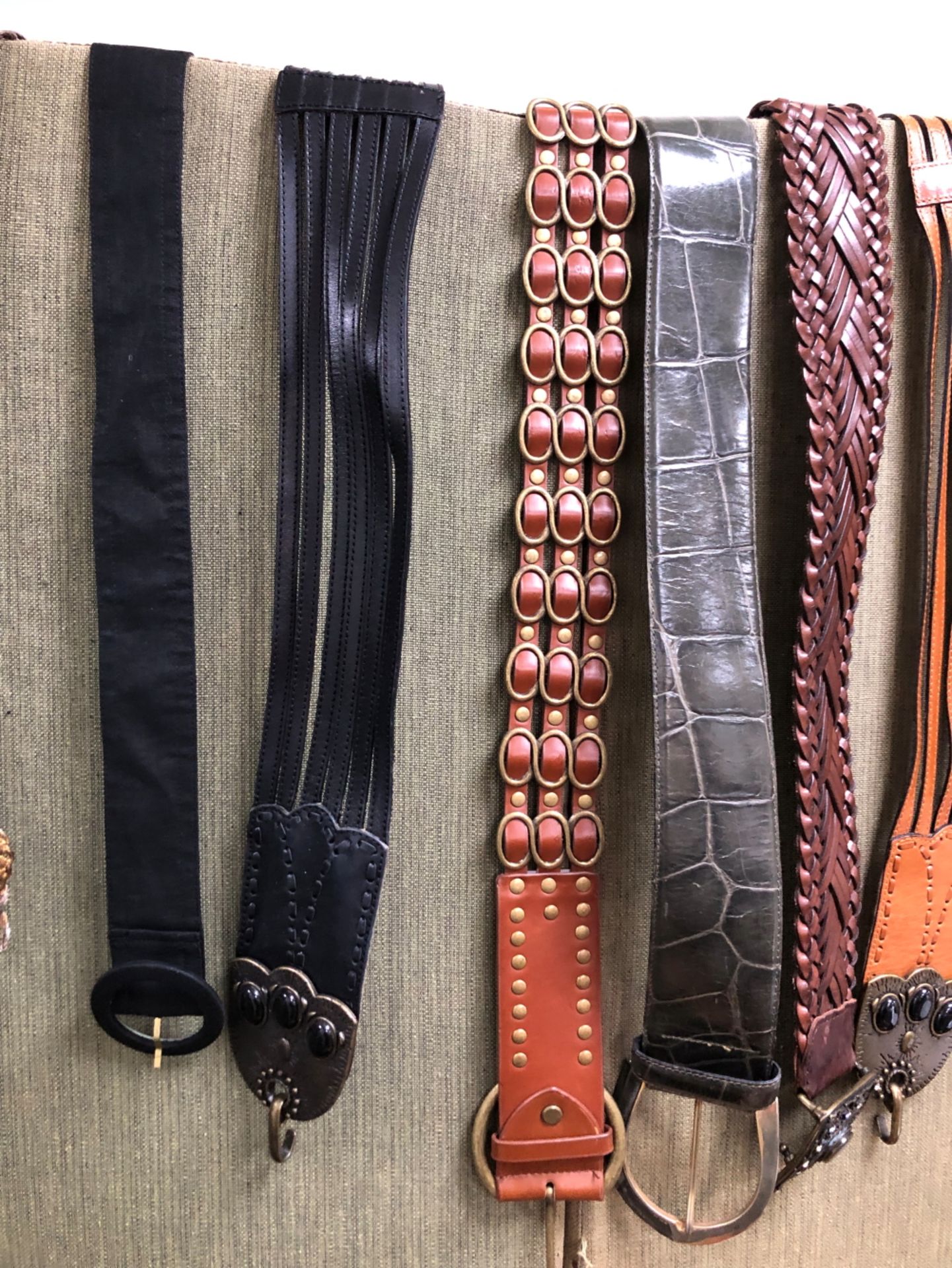 BELTS. A COLLECTION OF APPROXIMATELY 33 BELTS AND WAIST TIES TO INCLUDE, VALENTINO, BUGATTI,BMW, - Image 18 of 21