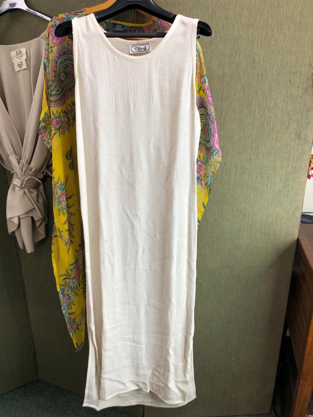 LADIES DRESSES TO INCLUDE, LAPERLA SIZE 44 BAHAMA CRUISE MEDIUM, ROBINA SIZE 46, A GREEN LINEN - Image 14 of 25