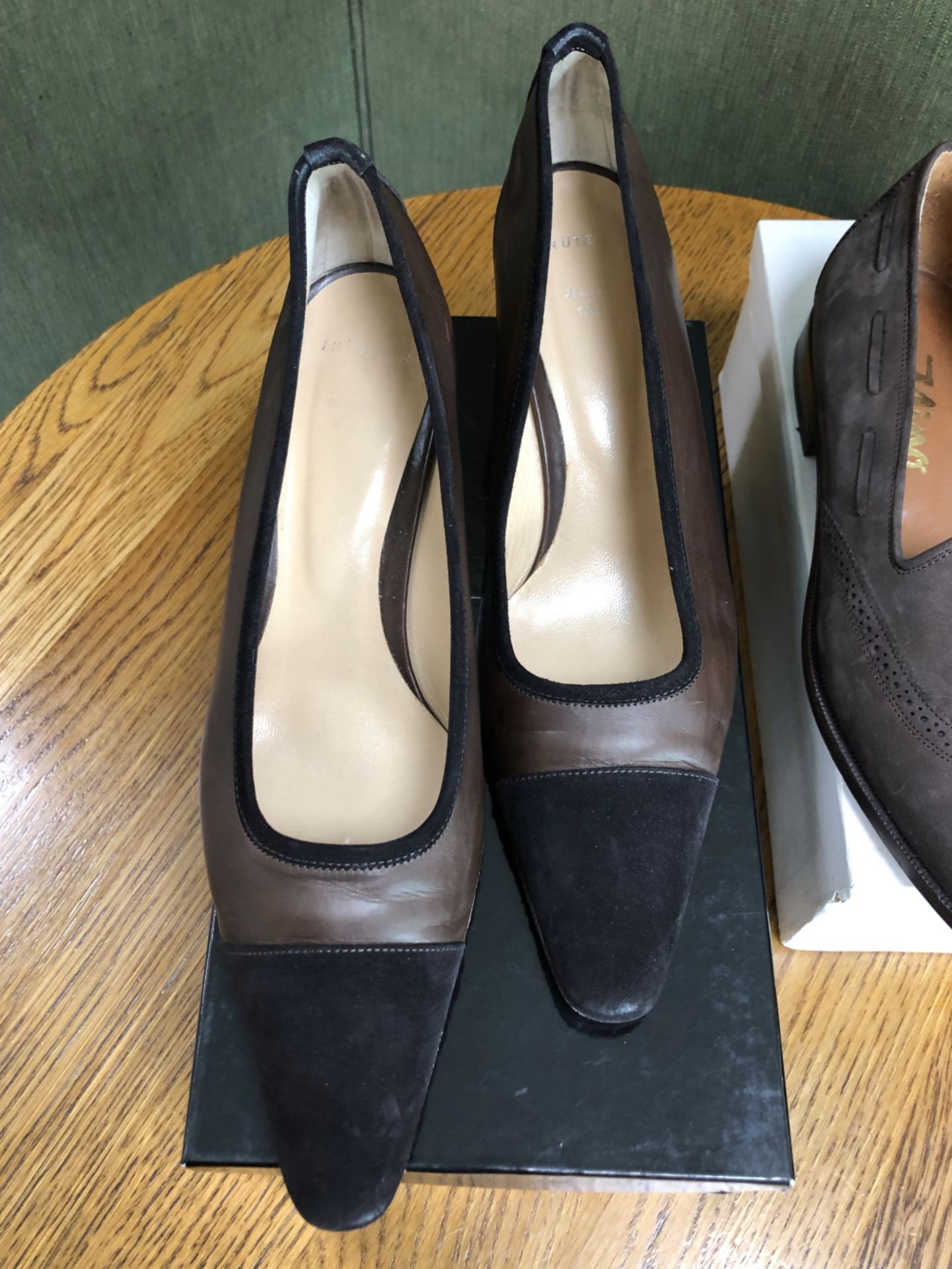 SHOES: A PAIR OF UNUTZER BROWN LEATHER AND SUEDE HEELS SIZE EU 40, TOGETHER WITH A PAIR OF TOKIM - Bild 2 aus 9