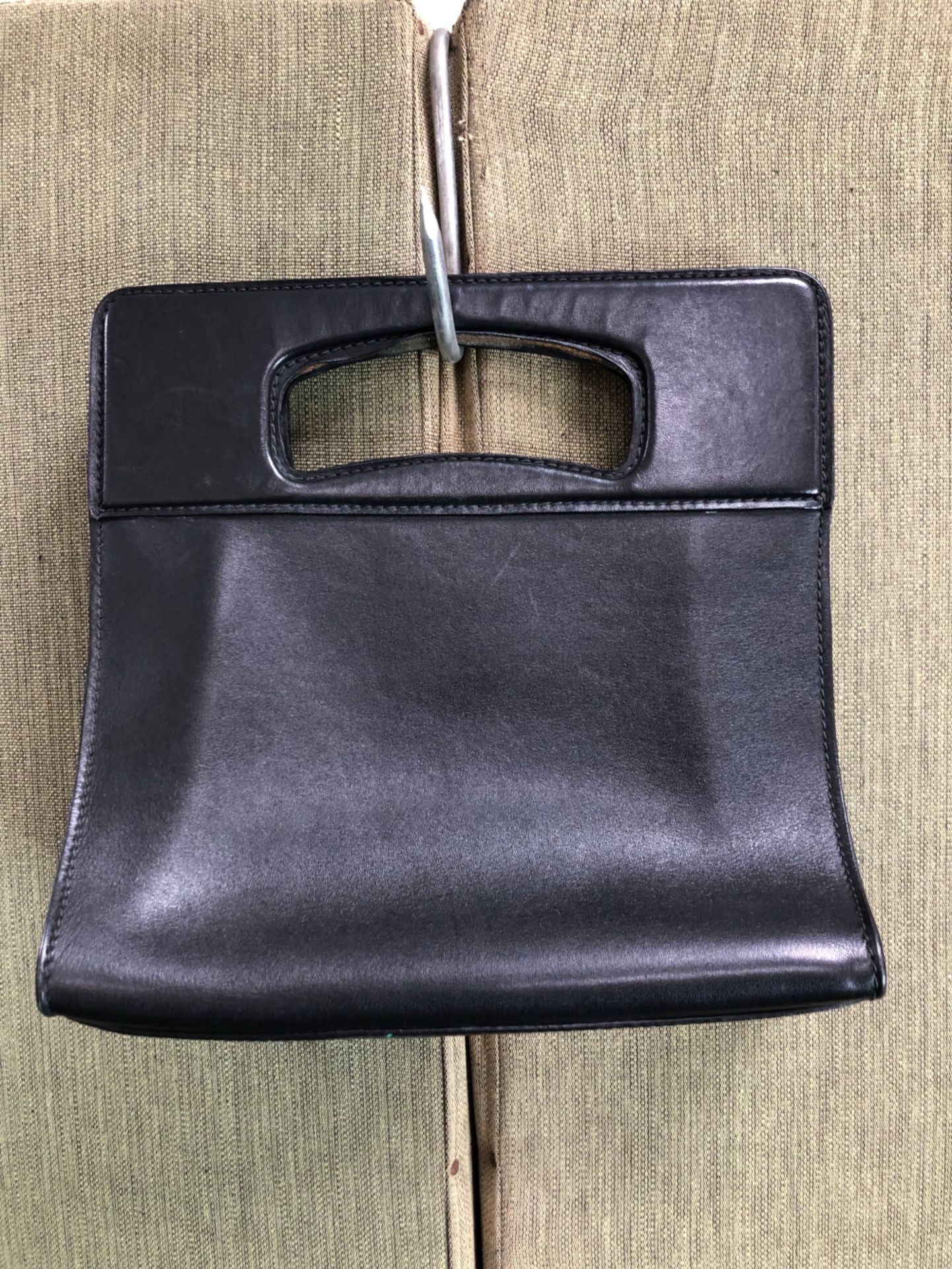 BAG. A GHERARDINI 1960's BLACK LEATHER SMALL BAG COMPLETE WITH DUST COVER. - Bild 3 aus 6